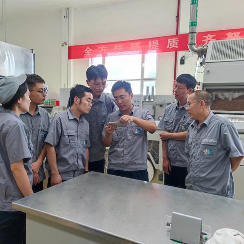 滕州卷煙廠員工研討產品質量改進方向.jpg